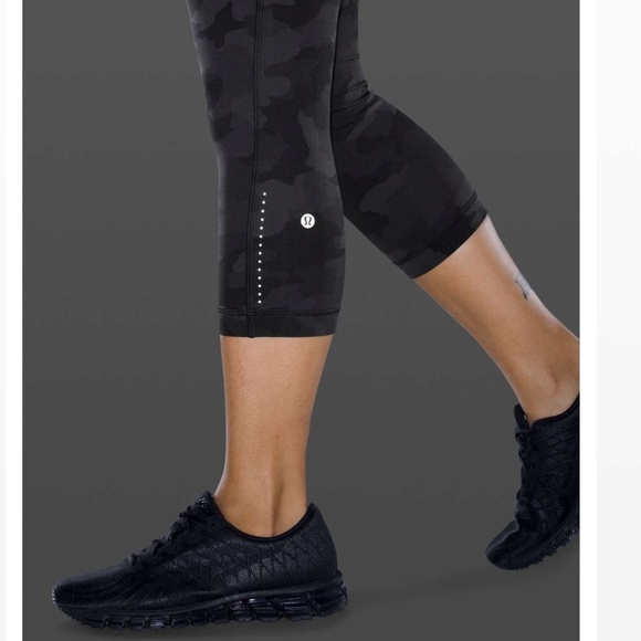 Lululemon Swift Speed High-Rise Crop 21" in Heritage 365 Camo Deep Coal (Size 2) - Picture 4 of 12